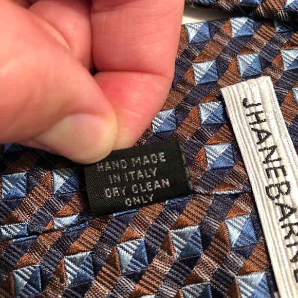 3/$20💥Jhane Barnes Hand Made in Italy 100% Silk - Picture 5 of 5